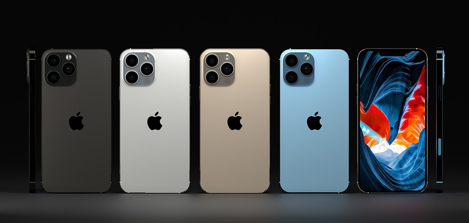 Mobilní telefony mají různé barvy.