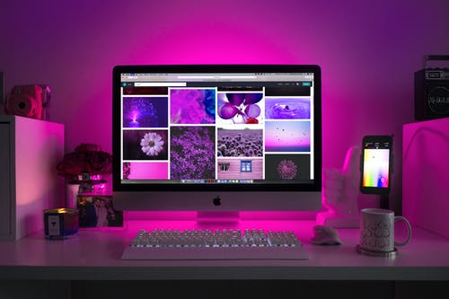 monitor a fialové okolí